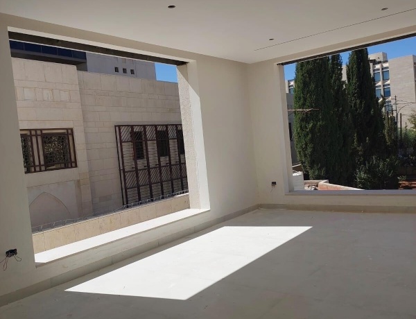 Luxury 4-Bedrooms Duplex Apartment with Roof - 4th Circle, Amman