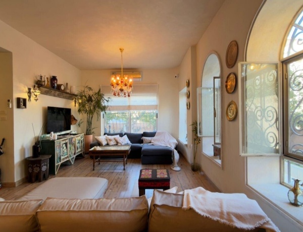 Luxury Duplex Apartment for Rent in Jabal Al Weibdeh – 240 sqm, 3 Bedrooms, Private Garden