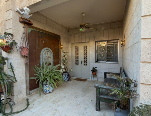 Luxury Duplex Apartment for Rent in Jabal Al Weibdeh – 240 sqm, 3 Bedrooms, Private Garden