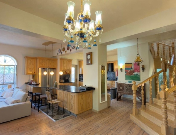 Luxury Duplex Apartment for Rent in Jabal Al Weibdeh – 240 sqm, 3 Bedrooms, Private Garden