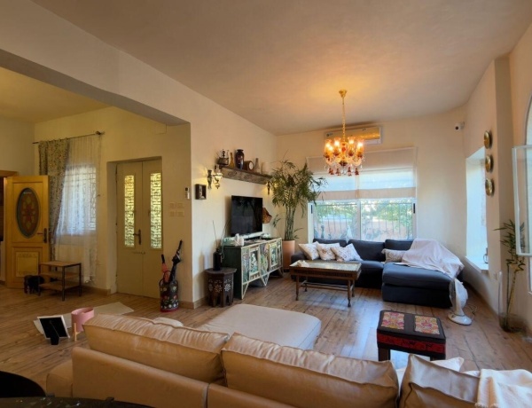 Luxury Duplex Apartment for Rent in Jabal Al Weibdeh – 240 sqm, 3 Bedrooms, Private Garden