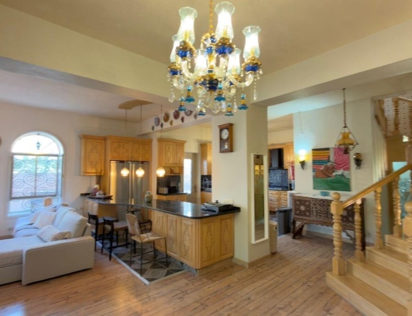 Luxury Duplex Apartment for Rent in Jabal Al Weibdeh – 240 sqm, 3 Bedrooms, Private Garden