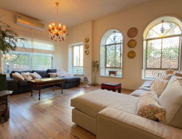 Luxury Duplex Apartment for Rent in Jabal Al Weibdeh – 240 sqm, 3 Bedrooms, Private Garden