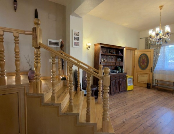 Luxury Duplex Apartment for Rent in Jabal Al Weibdeh – 240 sqm, 3 Bedrooms, Private Garden