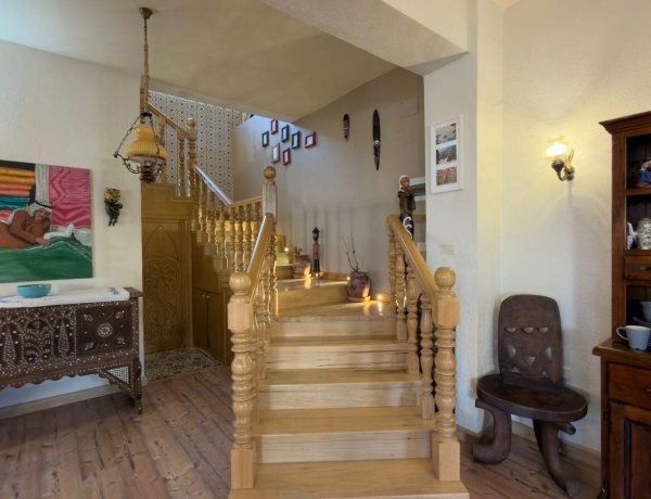 Luxury Duplex Apartment for Rent in Jabal Al Weibdeh – 240 sqm, 3 Bedrooms, Private Garden