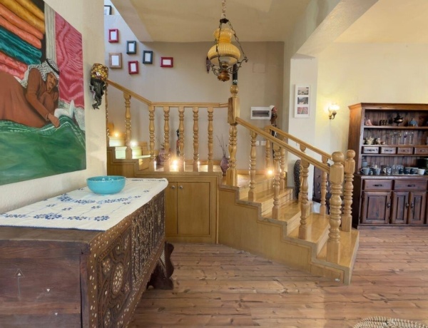 Luxury Duplex Apartment for Rent in Jabal Al Weibdeh – 240 sqm, 3 Bedrooms, Private Garden