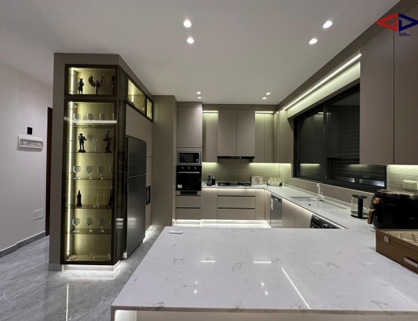 Spacious 2-Bedroom Apartment for Rent in Deir Ghbar – Ground Floor with Terrace, Parking & Elevator